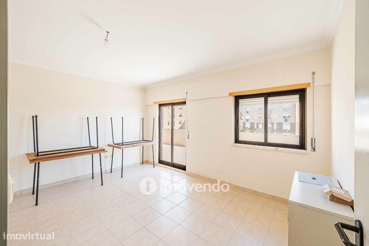 Apartamento T2, com estacionamento e arrecadação, em Vialonga-42