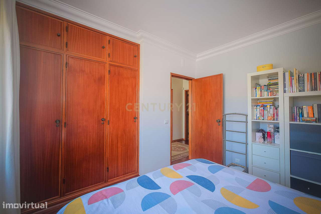 Moradia T5 em Carcavelos — Espaço, Conforto e Localização Privilegiada-18
