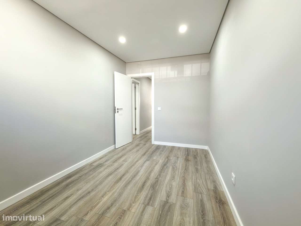 T2+1 renovado com área exterior no Feijó-22