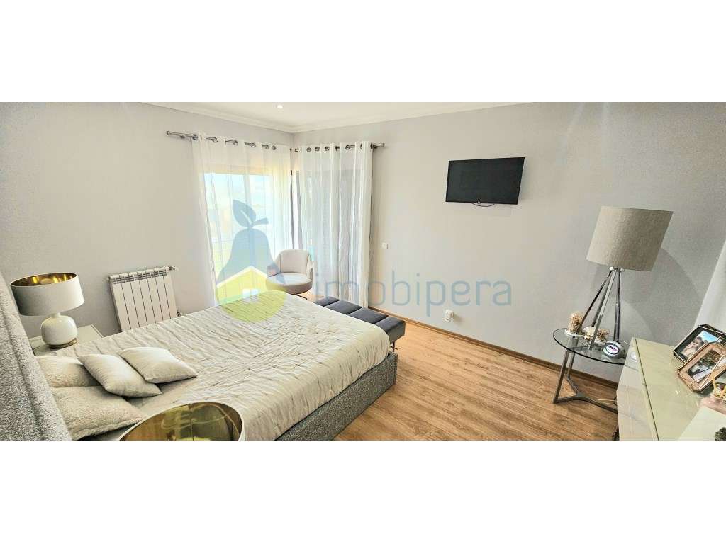 Moradia T4 com 260m2 de área e cave de 95m2, localizada no Monte da...-38