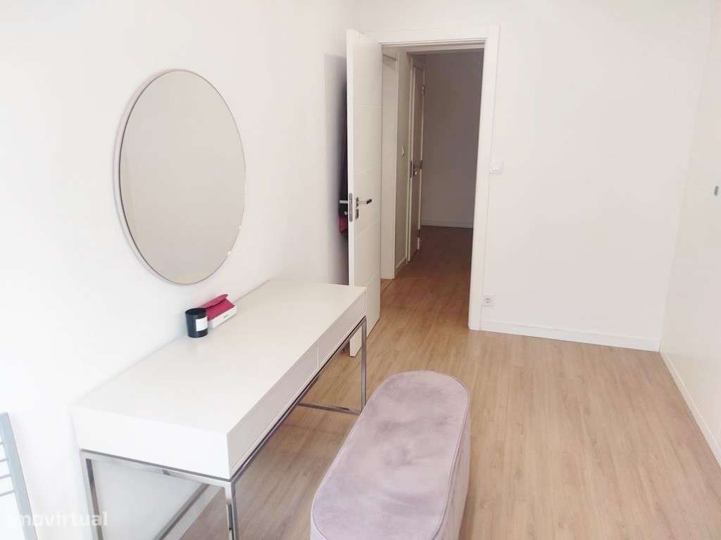 T2 totalmente remodelado no centro do Casal São Brás-16