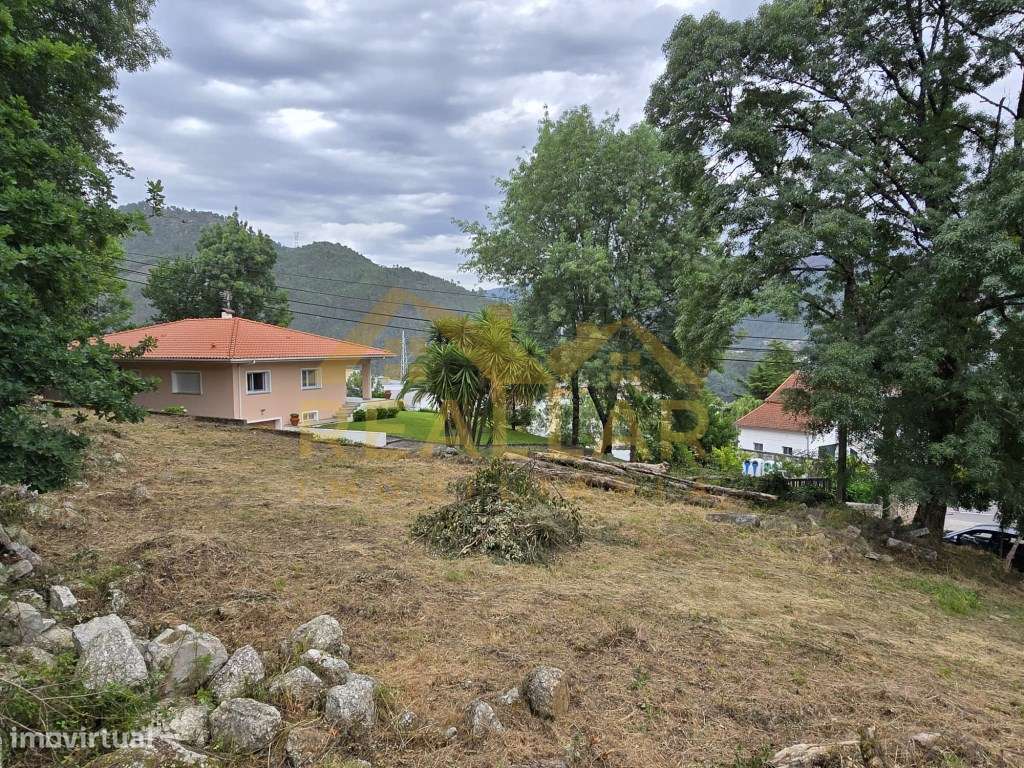 Terreno com Vistas Deslumbrantes sobre o Rio Caldo - Gerês-9
