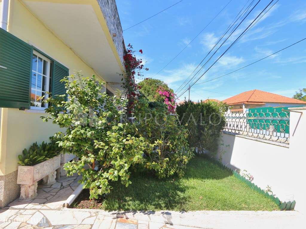 Moradia T4 com Garagem e Logradouro de 200m2 - Algueirão Mem Martins-35