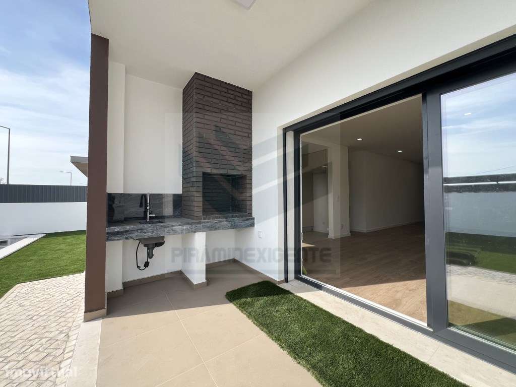 Moradia Isolada, Nova, 3 Suítes, Piscina, Garagem, AZEITÃO!-11