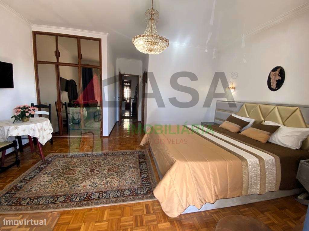 Moradia T15 com Renda Ativa + de €12.000/mês em Famões-17