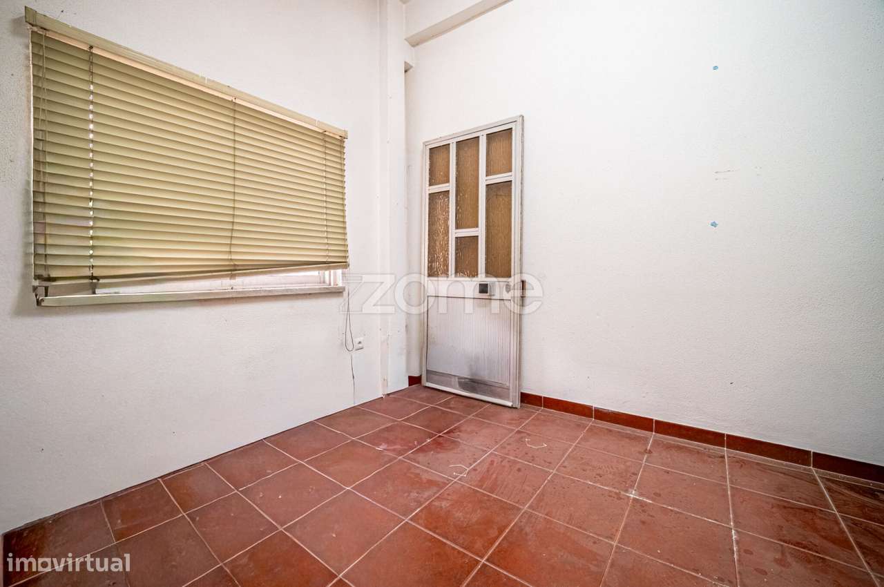 Moradia Geminada T4 com Jardim e Garagem em Zona Tranquila de Camarate-16