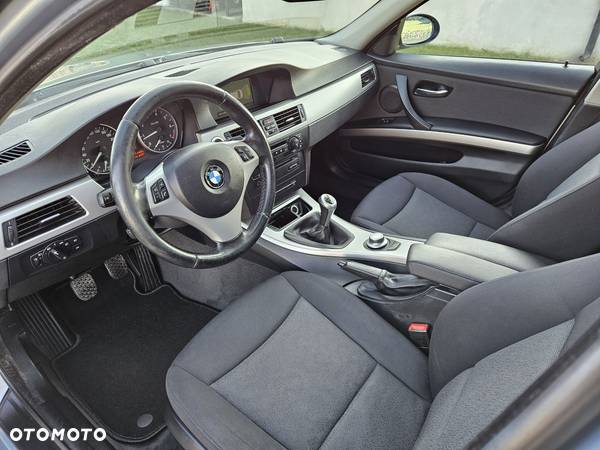 BMW Seria 3 318i - 5