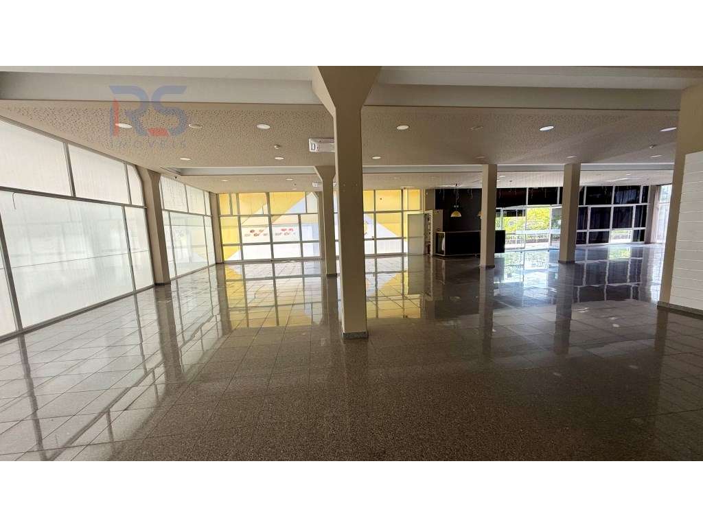 Loja de 4 frentes Porto Egas Moniz-17