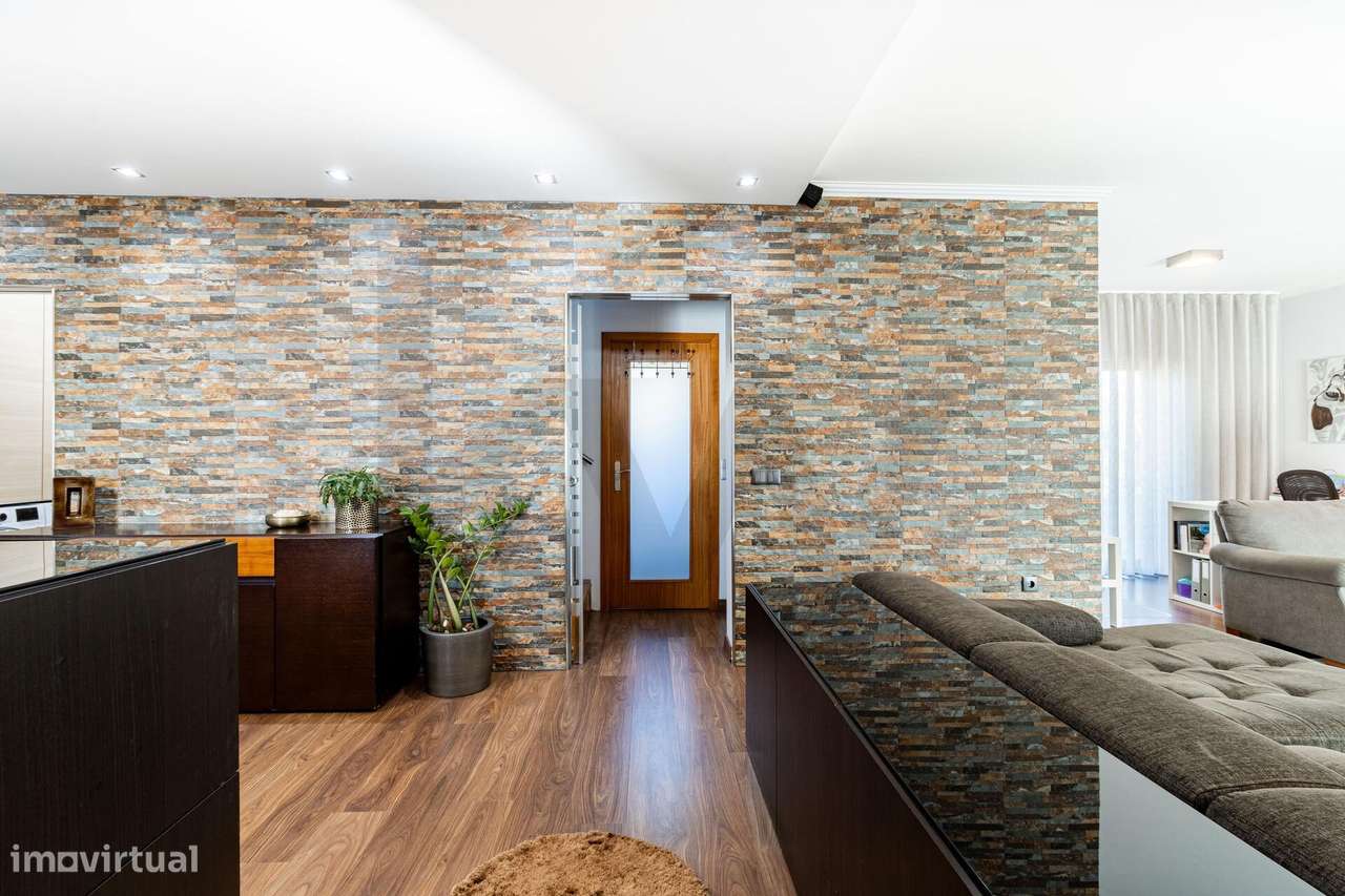 MORADIA EM BANDA T3-14