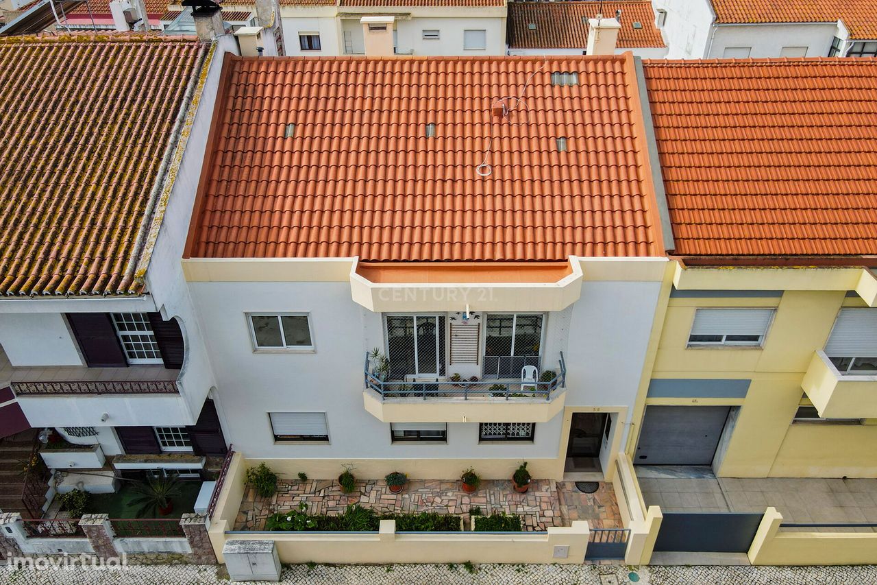 Excelente Moradia, (2 apartamentos)  Rua Damão, Quinta da Lomba, Santo