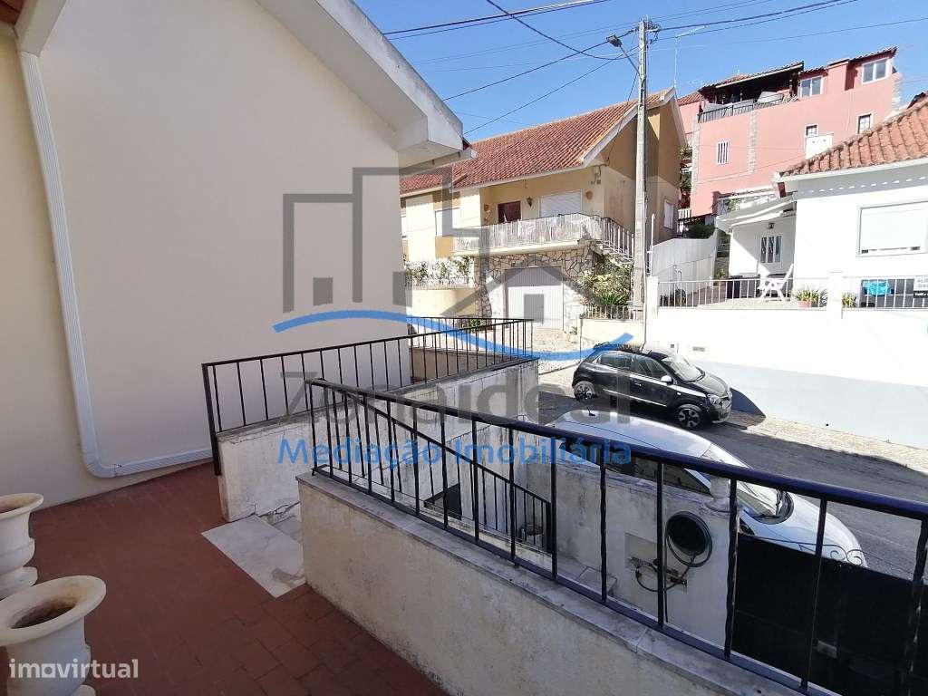 Moradia com dois pisos e logradouro, localizada em Alenquer-15