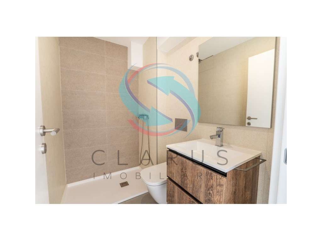 Moradia geminada à venda na Rua Infante Dom Henrique s/n-18