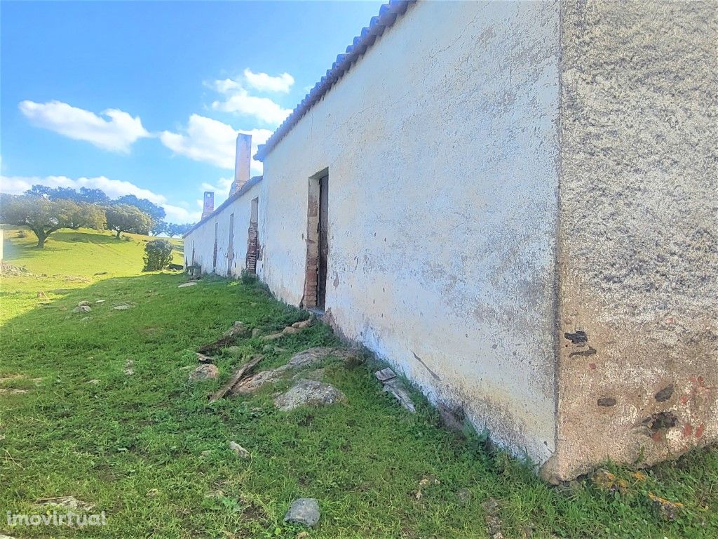 Herdade com108 ha e Monte para reconstruir Com 245 m2