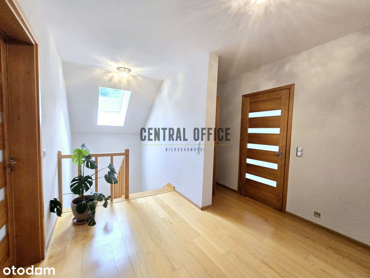 Piękny dom, z garażami i mieszkaniem Niebylec-8