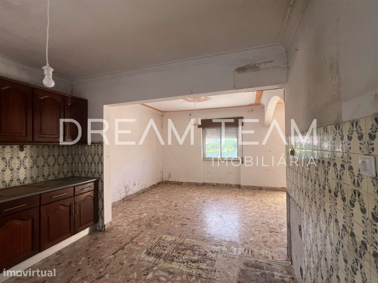 Moradia T4 Bifamiliar na Charneca da Caparica para Remodelação-17