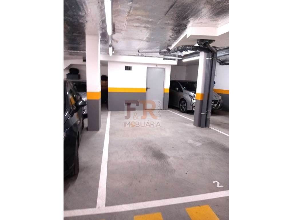 Excelente !!Apartamento T2 Semi- Novo com Varanda e Garagem-28