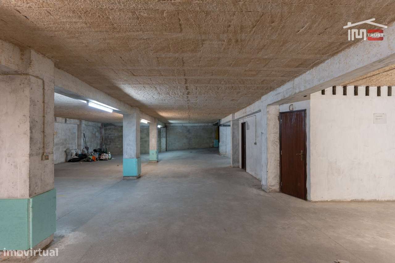 APARTAMENTO T2 COM ELEVADOR E PARQUEAMENTO NA CAVE VISTA MAR LATERA...-20