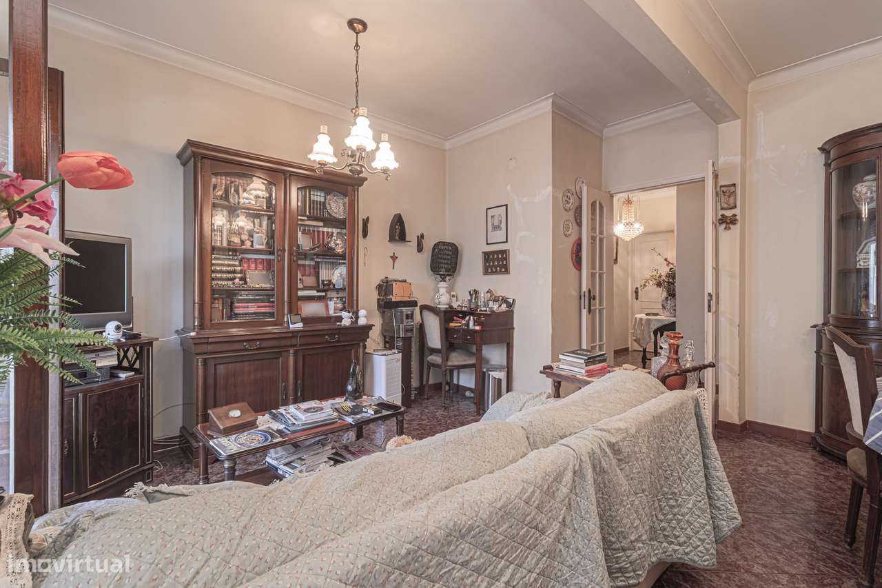 Apartamento T4 transformado em T3 no Laranjeiro-6