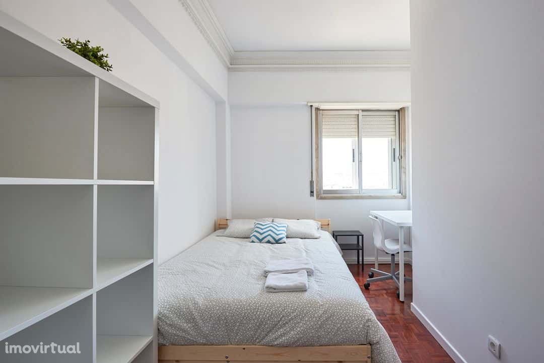 Modern double bedroom in Alto dos Moinhos - Room 7