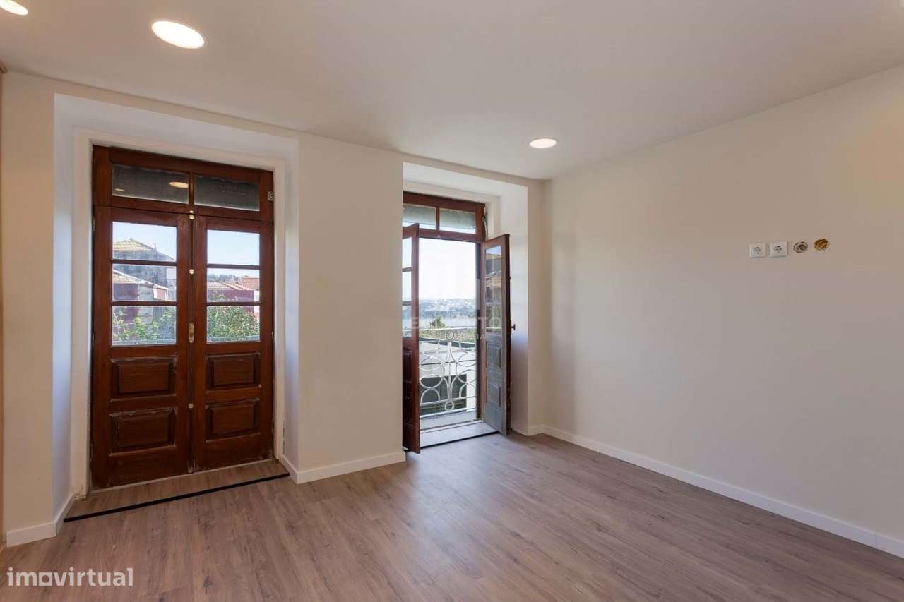 T1 com Espaço Exterior no Bonfim e Vista Douro – 2º Piso | Ideal para-4