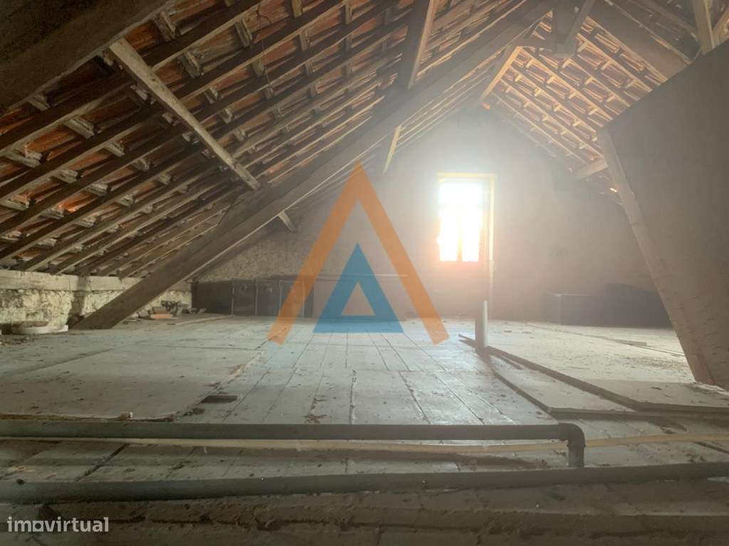 Casa Rústica com imenso potencial mesmo no centro de Romariz-11