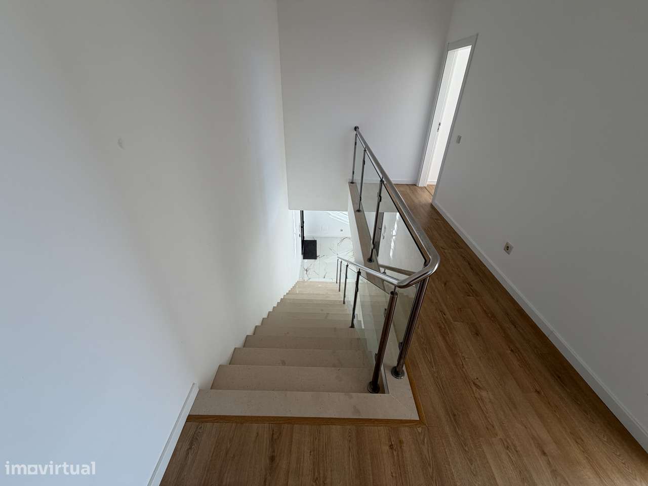 Moradia T4 NOVA com box e piscina-17