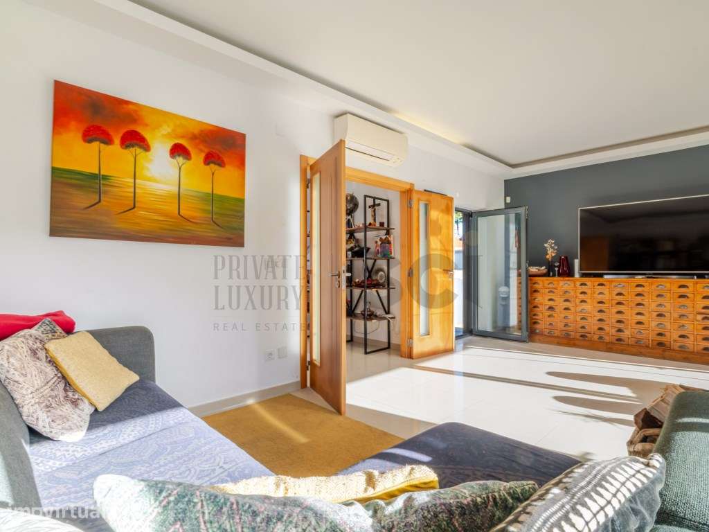 Moradia T4 na Aroeira, contemporânea com piscina e cave-10