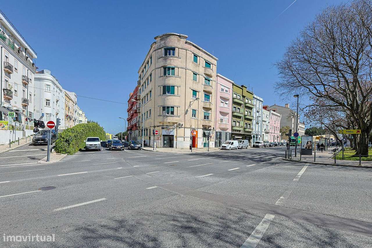 Viver Lisboa | T2 luminoso com varanda na Penha de França - Grande imagem: 2/25