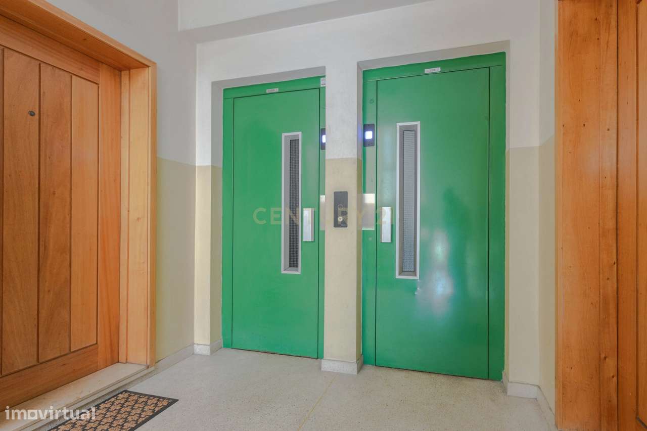 Fantástico Apartamento T2 com Lareira, Varanda e Lugar de Garagem | Fâ-22