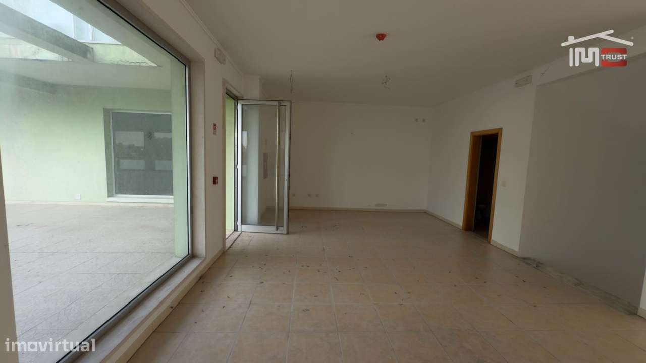 Loja 160m2 Camarate - Espaço Disponível a todas as Actividades Come...-5