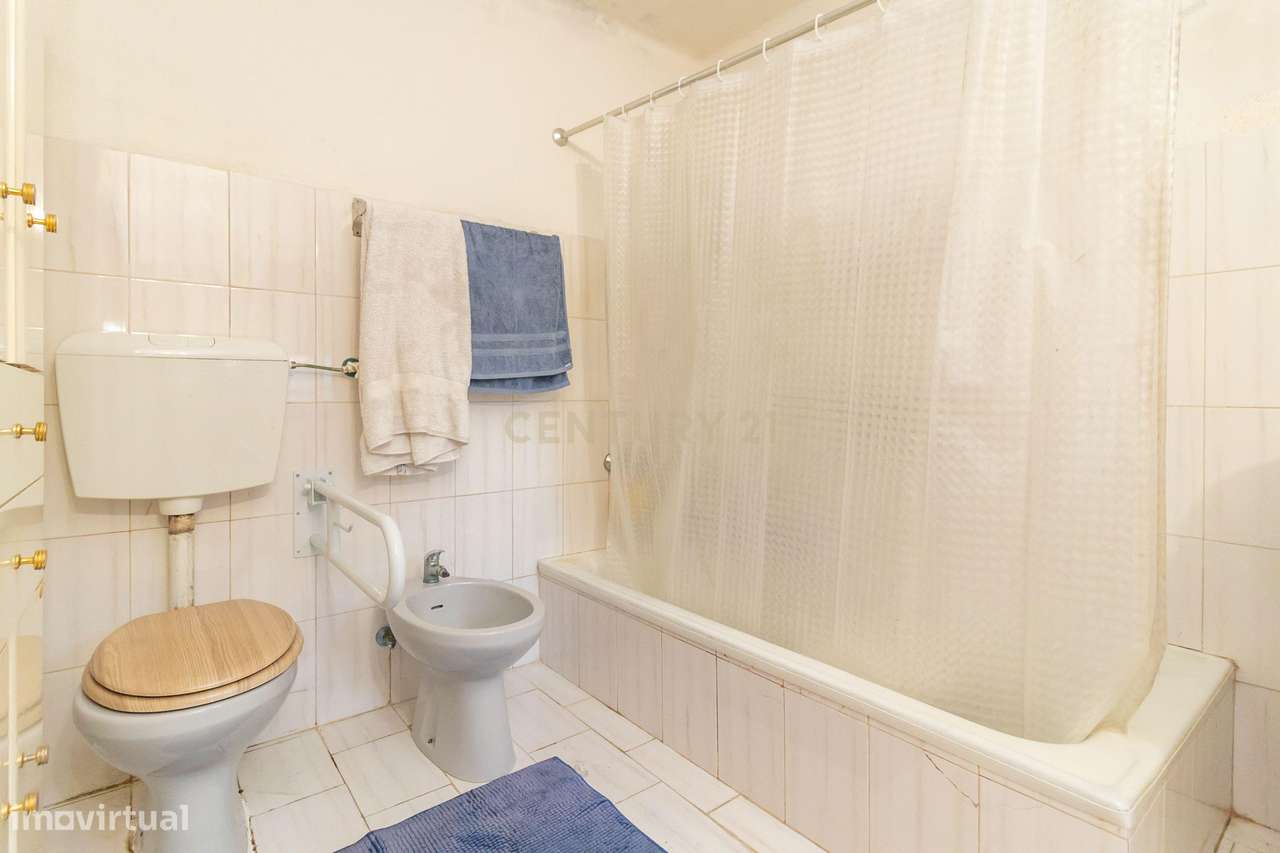 Moradia com construções de apoio, piscina e localização priviligiada-32