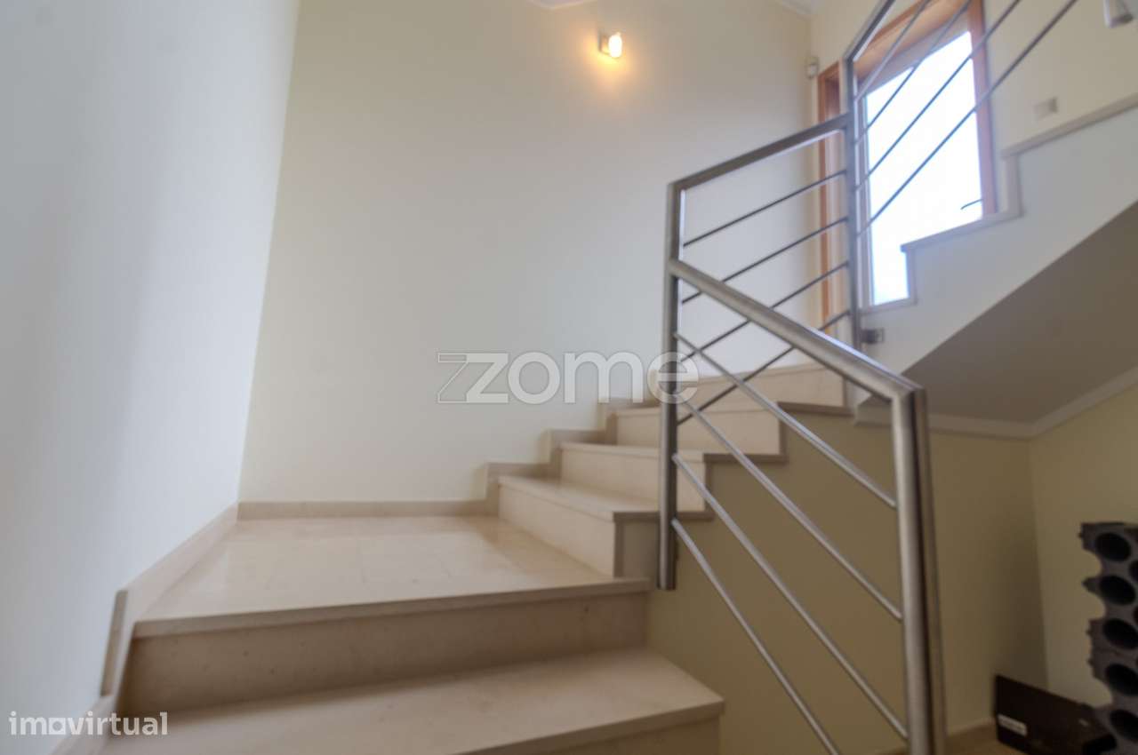 Moradia T3 | 3 Suítes e Piscina com Vista Rio-52