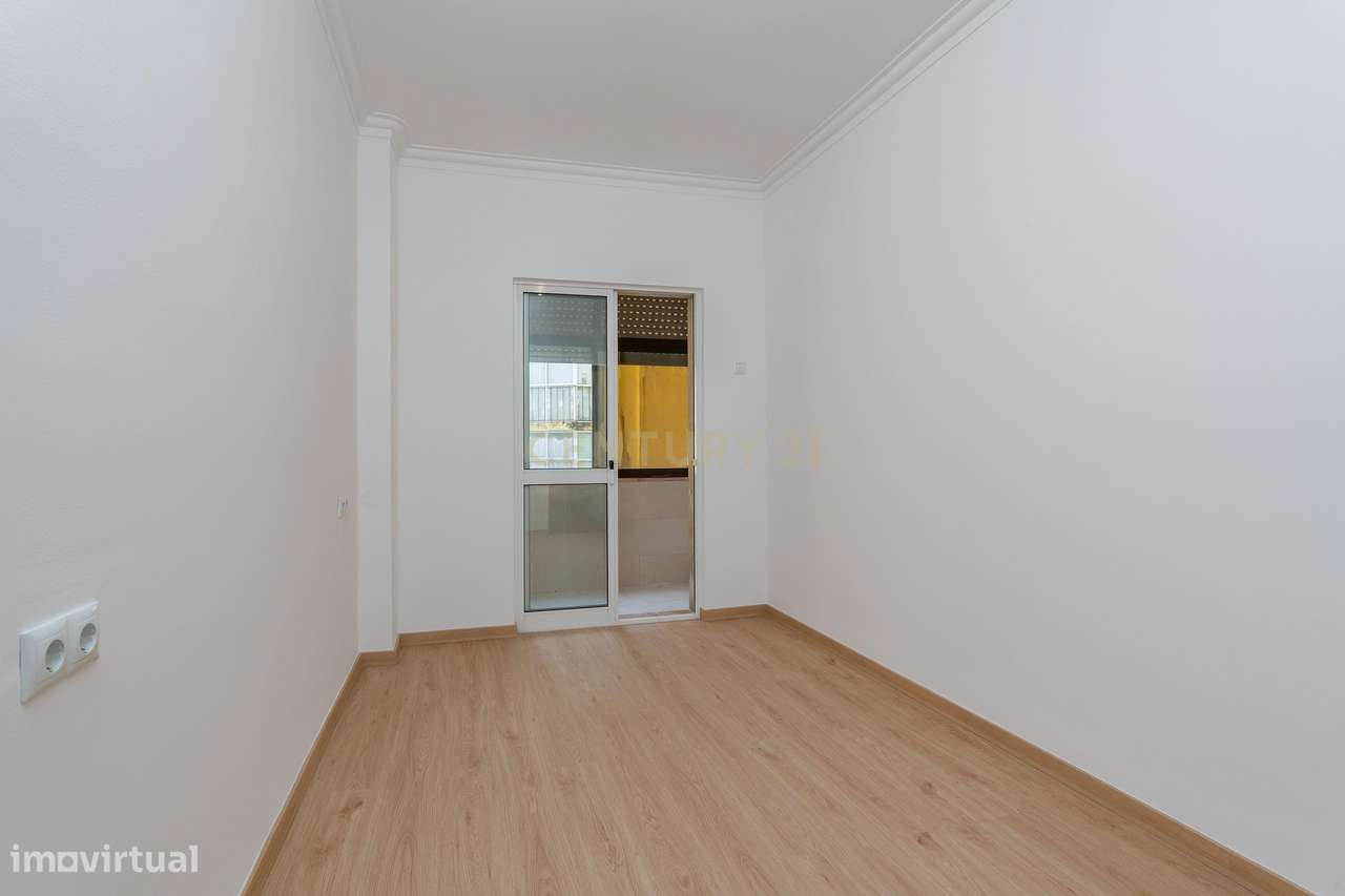 Maravilhoso T1 Remodelado | Moscavide | Excelente Exposição Solar-14