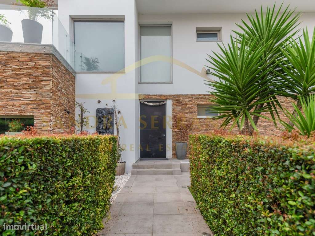 Moradia de arquitetura contemporânea com 5 Suítes-22