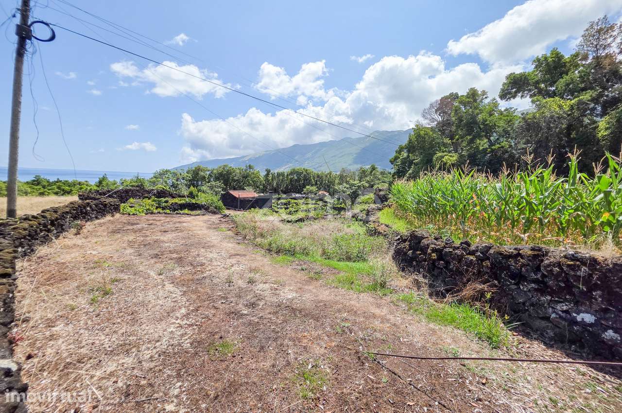 Terreno rústico com 1.371 m2 com adega em pedra na Prainha - Grande imagem: 4/25