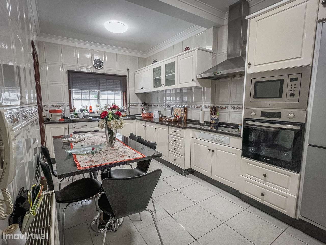 Moradia T4 no Centro de Santo Tirso com Terraço e Jardim-7