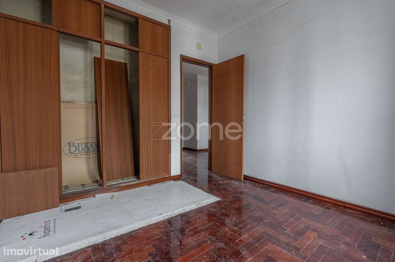 Moradia T3+1 em Manique de Cima a necessitar de acabamentos-14