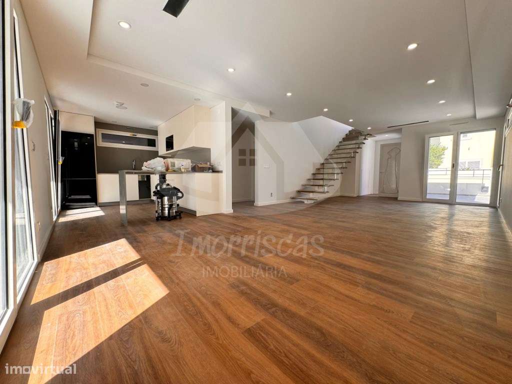 Moradia T4+1 com piscina no Bairro da Primavera, Santa Iria de Azóia - Grande imagem: 5/33