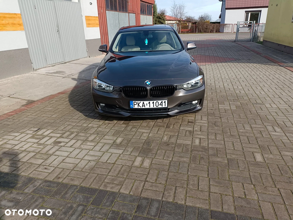 BMW Seria 3 318d DPF Touring Edition Lifestyle - 21