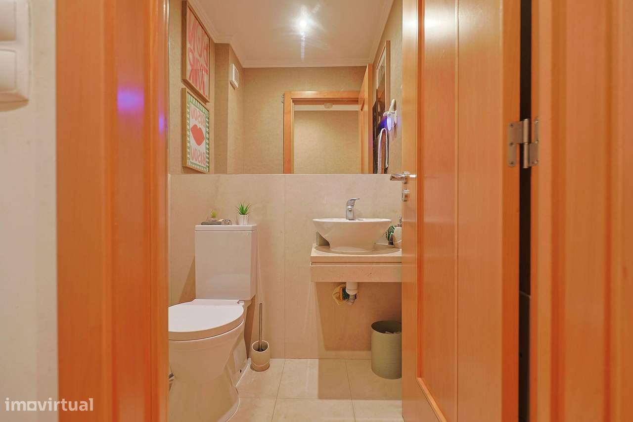 Apartamento T2 com Garagem, no Parque Luso em Corroios.-12