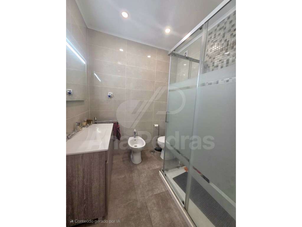 Moradia Bi-Familiar Totalmente Remodelada com Logradouro e Elevado ...-17
