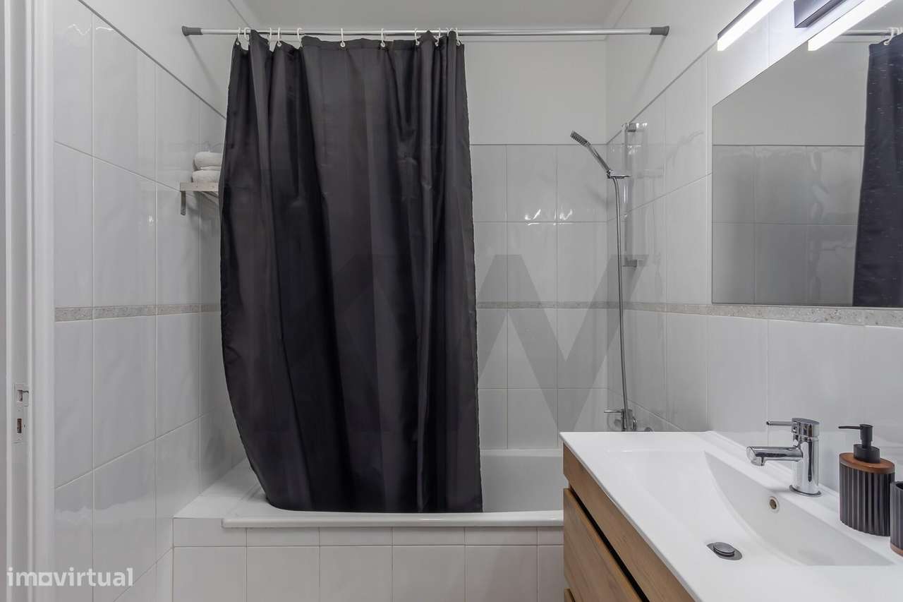 O Seu Novo Refúgio na Avenida de Fitares : T2 renovado e cheio de sol-11