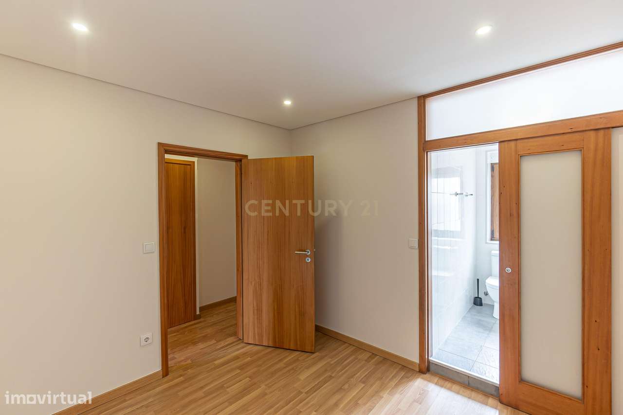 Apartamento T3 com terraço em frente ao metro da Casa da Música-12