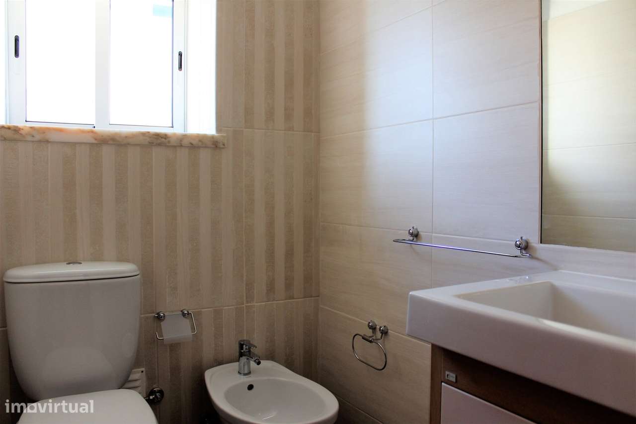 Apartamento T3 / Varandas / Elevador / Lugar de garagem / Sótão/ Cruz - Grande imagem: 4/6