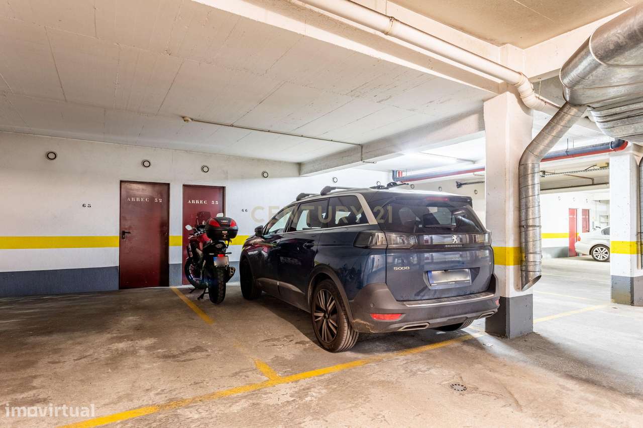T2 com varanda, arrecadação e lugar de garagem – Rua São Bento Menni,-21