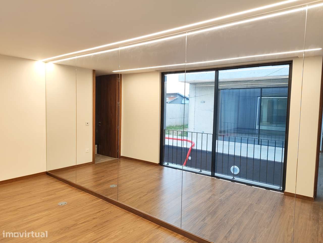 MORADIA NOVA com Piscina e Jardim - Junto ao Mar .-5