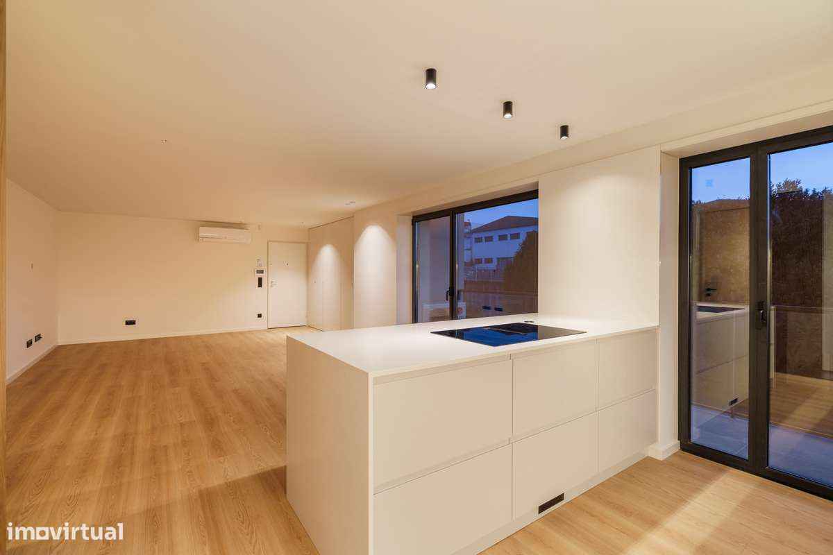 Apartamento T3 Novo com Vistas & Varanda-13