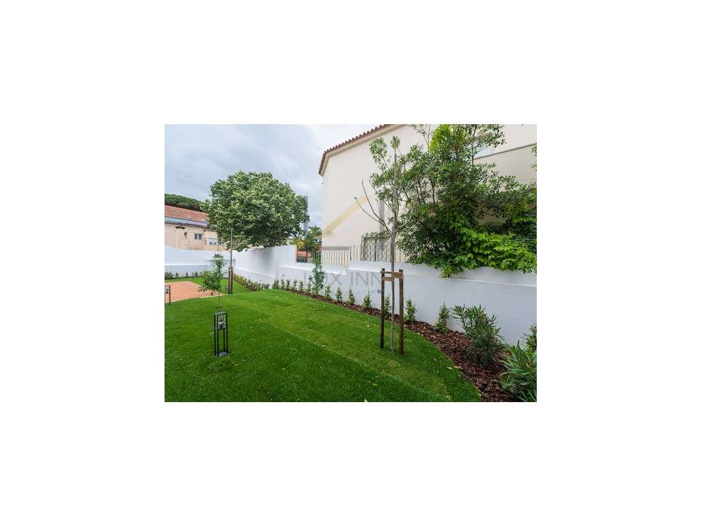 Moradia de Luxo T4 , São Pedro Do Estoril, com Piscina e Garagem-12