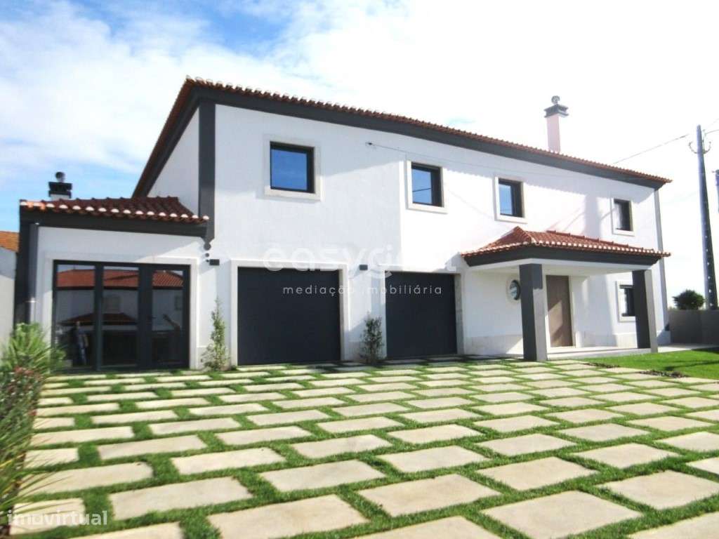 Moradia Bifamiliar T4 + T2 de excelente qualidade a 2,5 km da praia. - Grande imagem: 2/39