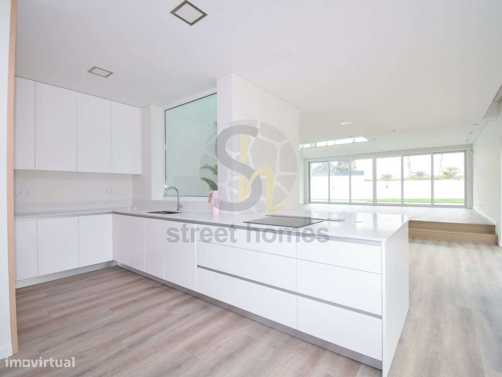 Moradia Nova V4 no Centro da Parede-15